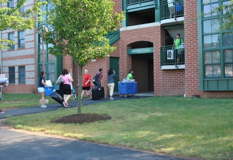 Mahanoy House Exterior with students moving in 