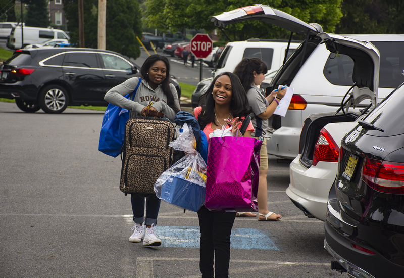 students and families at move-in