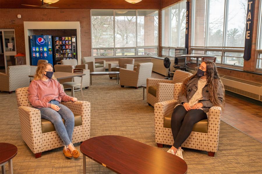 Niagara lounge with students
