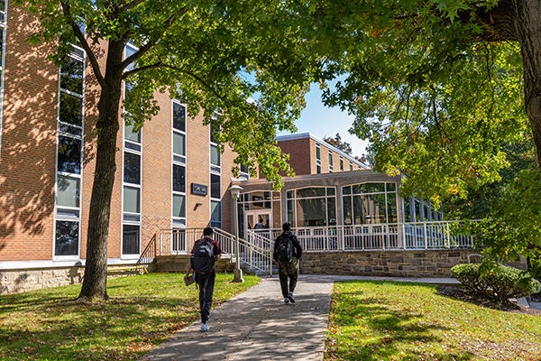 Students walking towards Oak Hall